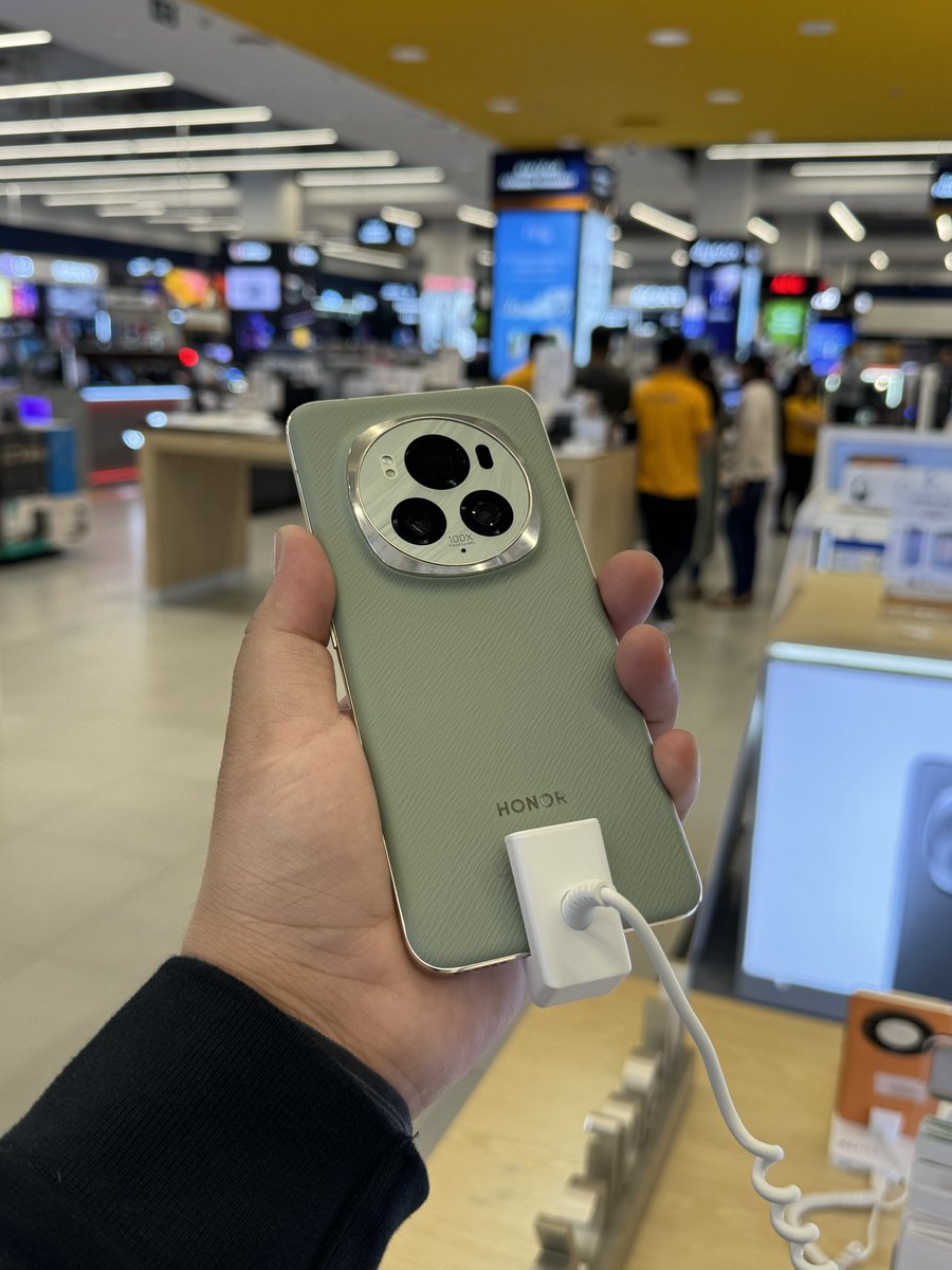 ishanagarwal24's tweet image. HONOR Magic6 Pro looks so good 👀 Would love to see this in 🇮🇳 India next t @MadhavSheth1!