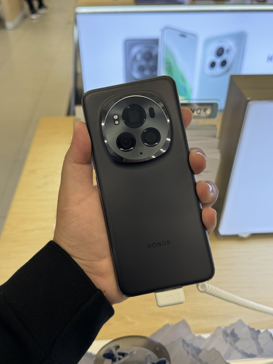 ishanagarwal24's tweet image. HONOR Magic6 Pro looks so good 👀 Would love to see this in 🇮🇳 India next t @MadhavSheth1!