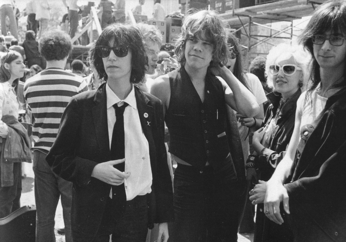 Patti Smith, David Johansen, Cyrinda Foxe, and Lenny Kaye photographed by Danny Fields, 1975

#punk #punks #punkrock #oldschoolpunk #knowyourroots #history #punkrockhistory