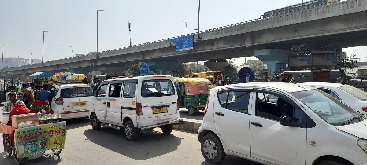 KumarSingh006's tweet image. @OfficialGMDA .Unauthorized Taxi Stand at Rajiv Chowk . Kindly take Cognizance of this. @DC_Gurugram @gurgaonpolice . @OfficialGMDA it has been seen time &amp;amp; again that City Buses don&apos;t stop at Rajiv Chowk where public is waiting for bus giving Indirect benefit to these Taxi driver