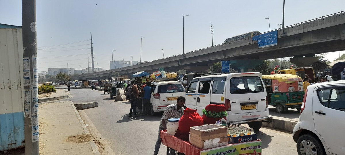 KumarSingh006's tweet image. @OfficialGMDA .Unauthorized Taxi Stand at Rajiv Chowk . Kindly take Cognizance of this. @DC_Gurugram @gurgaonpolice . @OfficialGMDA it has been seen time &amp;amp; again that City Buses don&apos;t stop at Rajiv Chowk where public is waiting for bus giving Indirect benefit to these Taxi driver