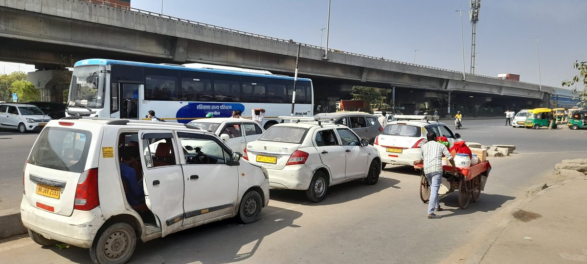 KumarSingh006's tweet image. @OfficialGMDA .Unauthorized Taxi Stand at Rajiv Chowk . Kindly take Cognizance of this. @DC_Gurugram @gurgaonpolice . @OfficialGMDA it has been seen time &amp;amp; again that City Buses don&apos;t stop at Rajiv Chowk where public is waiting for bus giving Indirect benefit to these Taxi driver