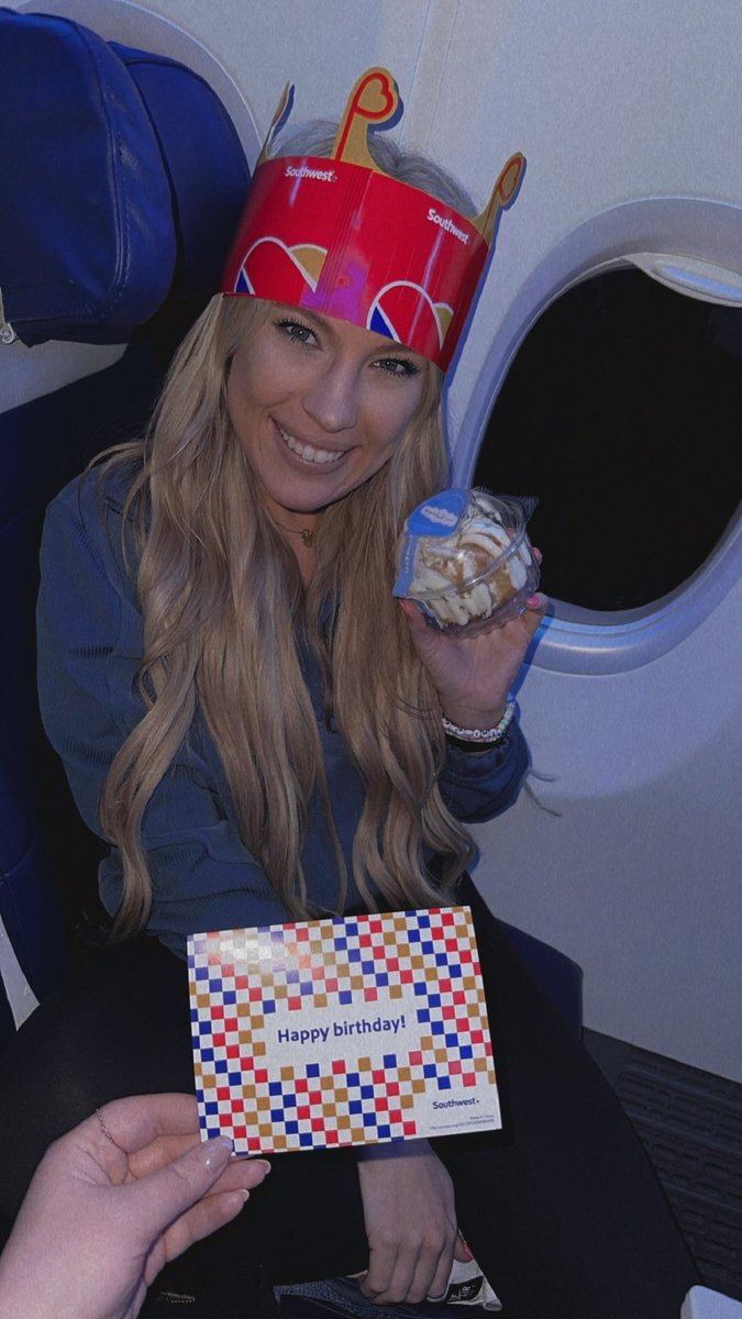amart10_'s tweet photo. Thank you @SouthwestAir for the best flight attendants wishing my bestie happy birthday right at midnight! 🥳✈️ https://t.co/f2AJHeEB9k