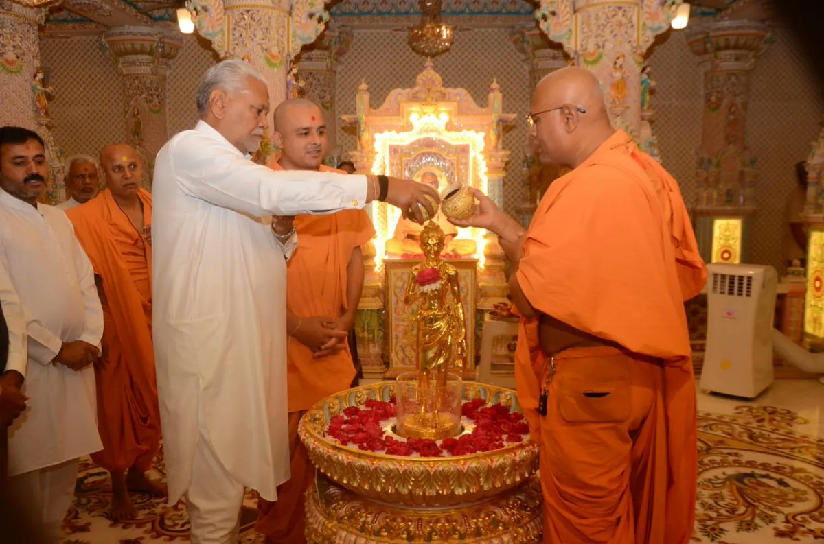 PRupala's tweet image. આજે કાલાવડ, રાજકોટ સ્થિત BAPS શ્રી સ્વામિનારાયણ મંદિરની મુલાકાત કરીને દિવ્ય દર્શન કર્યા અને આશીર્વાદ લીધા.

ભગવાન શ્રી સ્વામિનારાયણના પથ પર ચાલતી સંસ્થાઓ સેવા અને વિકાસ દ્વારા માનવીના જીવનને સુધારવા સમર્પિત છે.

#Rupala4Rajkot #ModiKaParivar