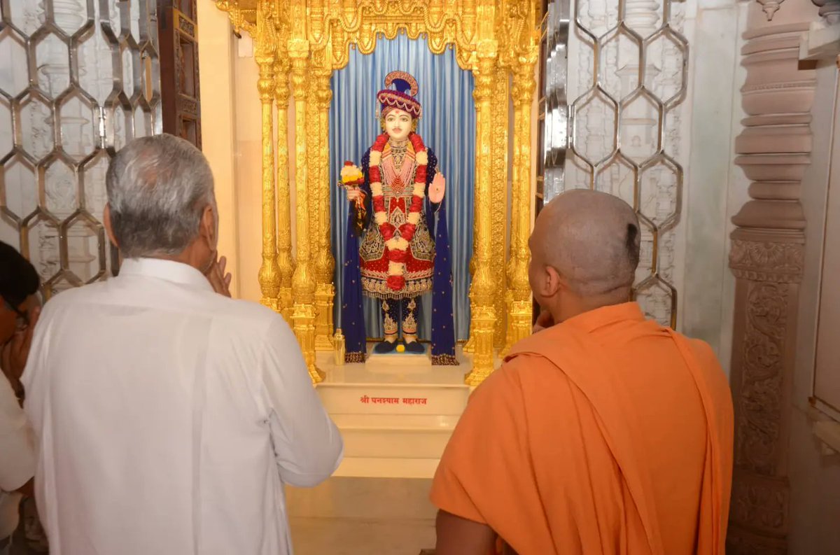 PRupala's tweet image. આજે કાલાવડ, રાજકોટ સ્થિત BAPS શ્રી સ્વામિનારાયણ મંદિરની મુલાકાત કરીને દિવ્ય દર્શન કર્યા અને આશીર્વાદ લીધા.

ભગવાન શ્રી સ્વામિનારાયણના પથ પર ચાલતી સંસ્થાઓ સેવા અને વિકાસ દ્વારા માનવીના જીવનને સુધારવા સમર્પિત છે.

#Rupala4Rajkot #ModiKaParivar