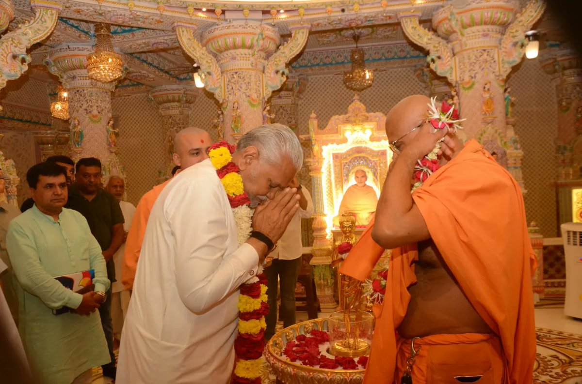 PRupala's tweet image. આજે કાલાવડ, રાજકોટ સ્થિત BAPS શ્રી સ્વામિનારાયણ મંદિરની મુલાકાત કરીને દિવ્ય દર્શન કર્યા અને આશીર્વાદ લીધા.

ભગવાન શ્રી સ્વામિનારાયણના પથ પર ચાલતી સંસ્થાઓ સેવા અને વિકાસ દ્વારા માનવીના જીવનને સુધારવા સમર્પિત છે.

#Rupala4Rajkot #ModiKaParivar