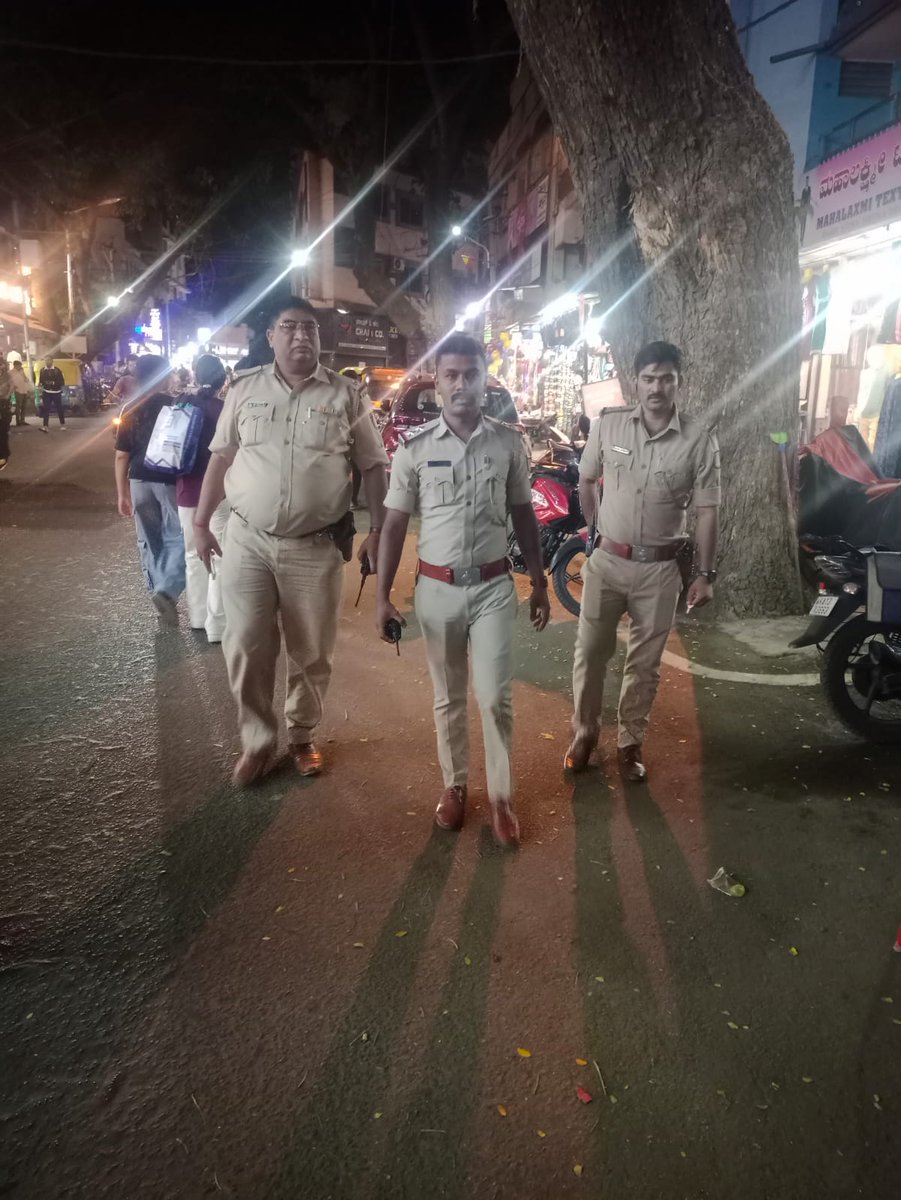 madivalaps's tweet image. ಮಾರುತಿ ನಗರ ಮುಖ್ಯ ರಸ್ತೆಯಲ್ಲಿ ಪಾದಾಚಾರಿ ಮಾರ್ಗ ತೆರವು ಕಾರ್ಯಾಚರಣೆ ಕೈಗೊಳ್ಳಲಾಯಿತು.