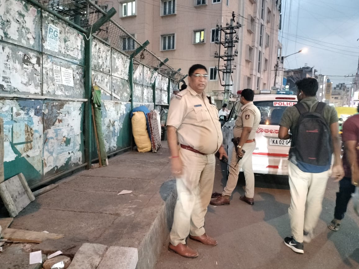 madivalaps's tweet image. ಮಾರುತಿ ನಗರ ಮುಖ್ಯ ರಸ್ತೆಯಲ್ಲಿ ಪಾದಾಚಾರಿ ಮಾರ್ಗ ತೆರವು ಕಾರ್ಯಾಚರಣೆ ಕೈಗೊಳ್ಳಲಾಯಿತು.