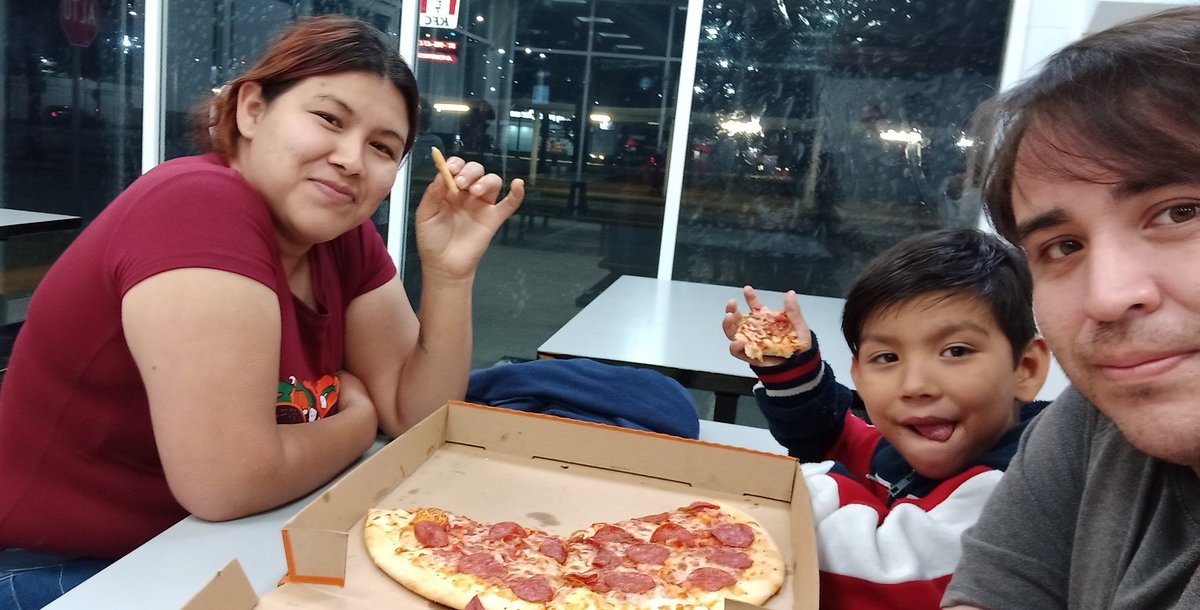 SigueDanny's tweet photo. Cine y pizzas https://t.co/2EYxE9f2ns