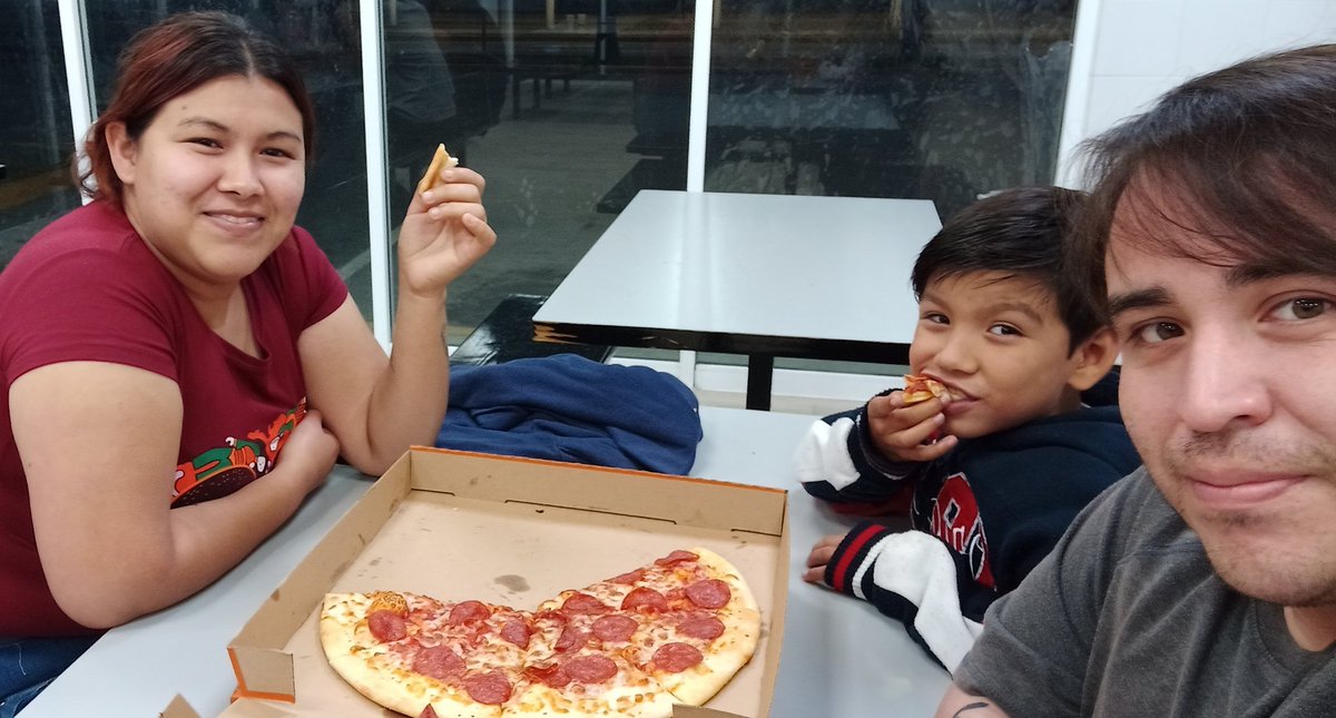SigueDanny's tweet photo. Cine y pizzas https://t.co/2EYxE9f2ns