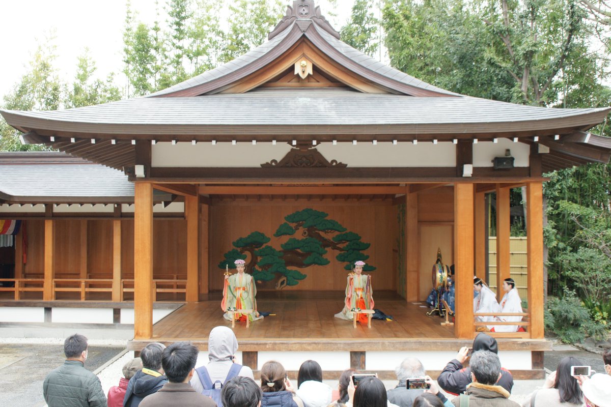 観桜会一日目の巫女舞は無事終了致しました。朝は雨模様でしたが、舞が始まる頃からは晴天に恵まれることができました。お足元の悪い中、お越しいただいた方はありがとうございました。明日は10時半から『日本舞踊』13時から『尺八・筝曲』14時半から『長唄』の予定です。shinmeiguu.com/news/news-1170…