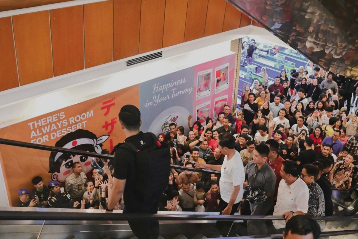 jokowi's tweet photo. Ape kaba, Pontianak? Senang sekali rasanya bisa sekaligus menyapa warga di sini, juga ngopi bersama para Menteri. Sapaan warga yang begitu ceria dan antusias, membuat hati terasa hangat. Sampai jumpa lagi!

***
Foto:  Muchlis Jr - Biro Pers Sekretariat Presiden
Lokasi: Pusat Perbelanjaan Kota Pontianak, Kalimantan Barat. Rabu malam, 20 Maret 2024.