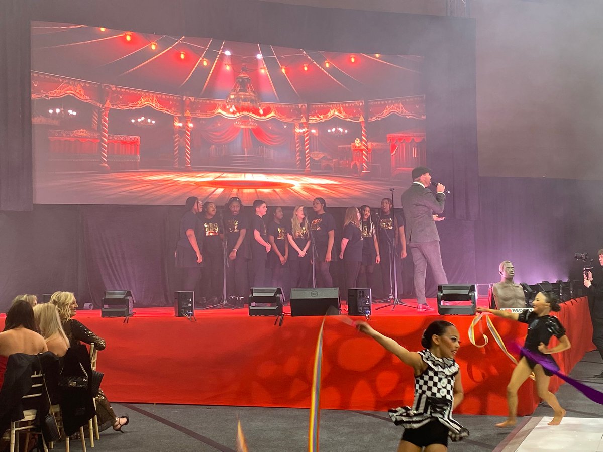 🏅Very proud of the @thornhill_uk choir who performed the @redskycharity ball last night with @thebenforster . Well done team! @consiliumat @MusicThornhill 🏅