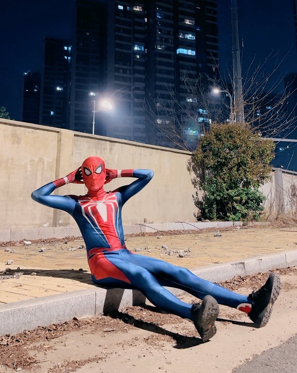 SpiderOutsidexx's tweet photo. 深夜出街，小蜘蛛被路上的行人和车辆看的一清二楚
#蜘蛛侠 #紧身衣 #蜘蛛侠紧身 #蜘蛛侠cos https://t.co/0Bdal2FLof