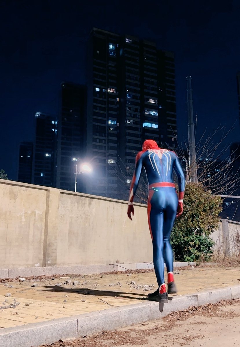 SpiderOutsidexx's tweet photo. 深夜出街，小蜘蛛被路上的行人和车辆看的一清二楚
#蜘蛛侠 #紧身衣 #蜘蛛侠紧身 #蜘蛛侠cos https://t.co/0Bdal2FLof
