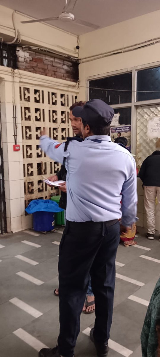 vivekkumar1708's tweet photo. @MCD_Delhi @rdahrhndmc2023 @ArvindKejriwal @DelhiGovDigital @PMOIndia @AmitShahOffice यह फोटो दिल्ली के हिंदू राव हॉस्पिटल का हैं जहां मैं आपने बहन को दिखाने आया हूँ लेकिन यहाँ गार्ड का खुरपाती देखिए पर्ची गार्ड ख़ुद कुछ बिशेष लोगों का पर्ची बनवा रहें 
I request necessary action https://t.co/sRL9SQidPz