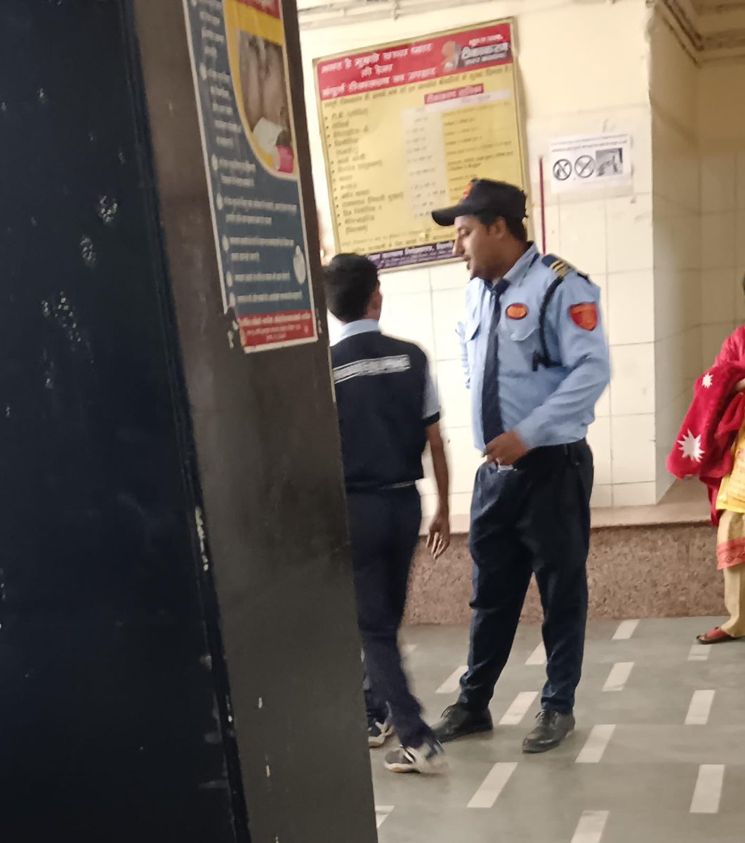 vivekkumar1708's tweet photo. @MCD_Delhi @rdahrhndmc2023 @ArvindKejriwal @DelhiGovDigital @PMOIndia @AmitShahOffice यह फोटो दिल्ली के हिंदू राव हॉस्पिटल का हैं जहां मैं आपने बहन को दिखाने आया हूँ लेकिन यहाँ गार्ड का खुरपाती देखिए पर्ची गार्ड ख़ुद कुछ बिशेष लोगों का पर्ची बनवा रहें 
I request necessary action https://t.co/sRL9SQidPz