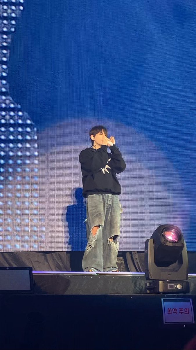 lu_baeku's tweet photo. 앵콜때 잘생김이 너무해
 (스탠딩 또 가고싶다…) https://t.co/W2OxGnS1xG
