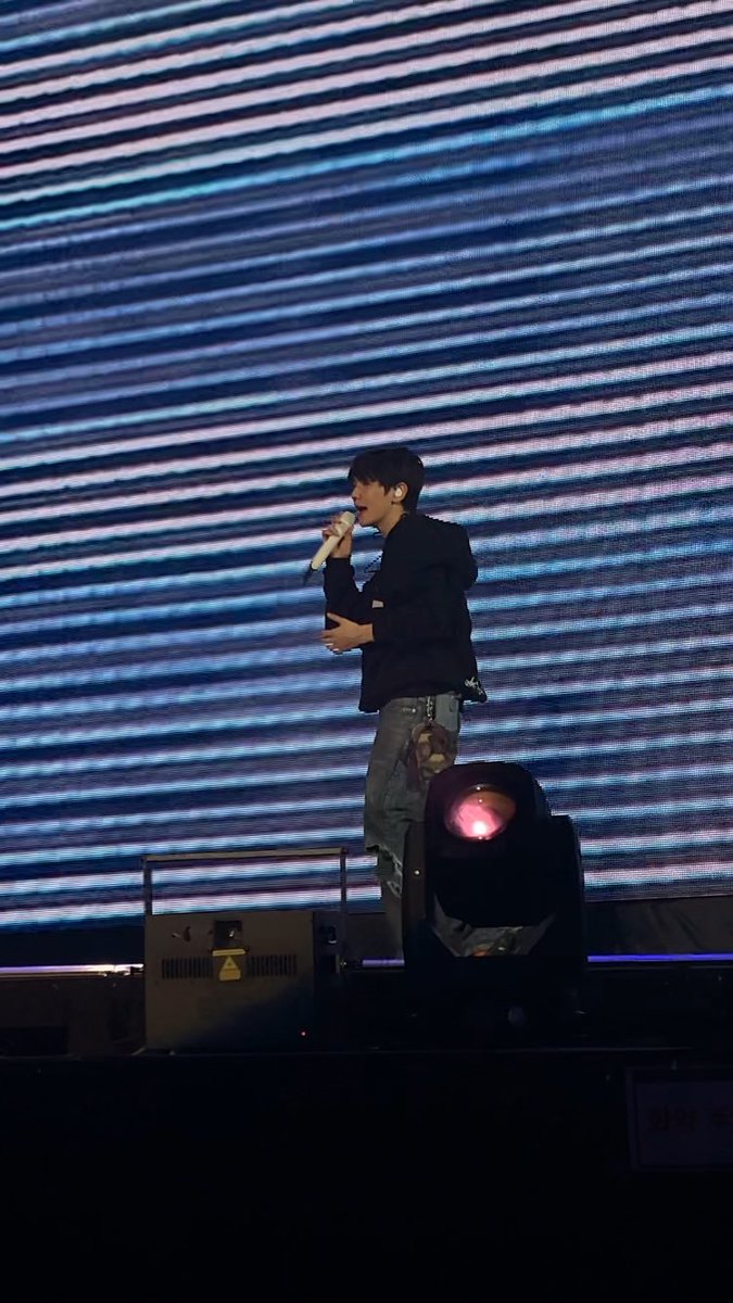 lu_baeku's tweet photo. 앵콜때 잘생김이 너무해
 (스탠딩 또 가고싶다…) https://t.co/W2OxGnS1xG