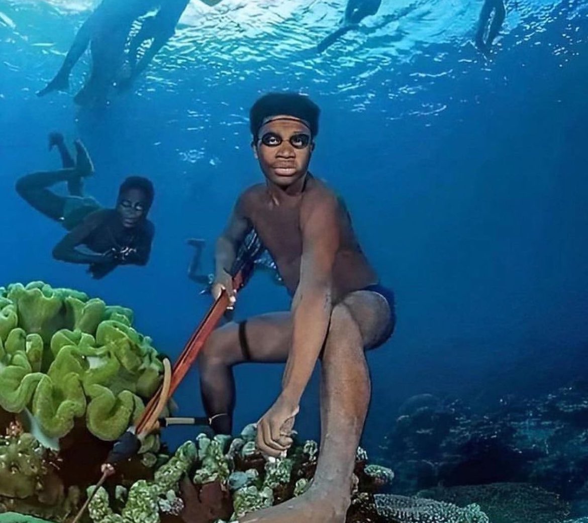 943qfmlira's tweet photo. #NATURE: The Bajau Tribe, known as sea nomads, come from the Sulu Archipelago in the Philippines and other parts of Southeast Asia. 

They are famous for their incredible ability to dive deep into the sea without equipment, mainly for spearfishing. Research has found that the Bajau have a unique genetic adaptation that gives them larger spleens. 

This helps them hold their breath for a long time underwater, which is useful for their diving lifestyle.

SOURCE: @fasc1nate