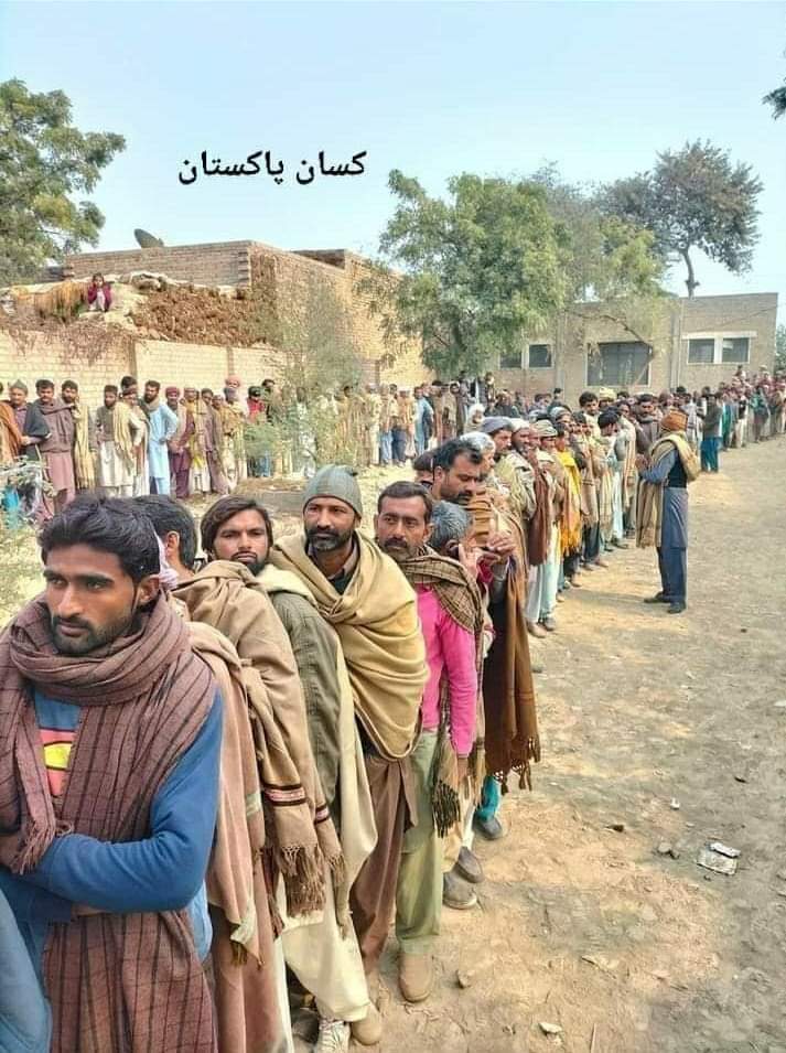 MNaeemBukhari's tweet photo. پاکستان گندم پیدا کرنے والا پانچواں بڑا ملک اور قطاروں میں لگ کر آٹا لینے والوں میں پہلا بڑا ملک ہے.. افسوس کے ساتھ ساتھ عملی اقدامات کی ضرورت یے۔۔ https://t.co/unpj9EPBJv