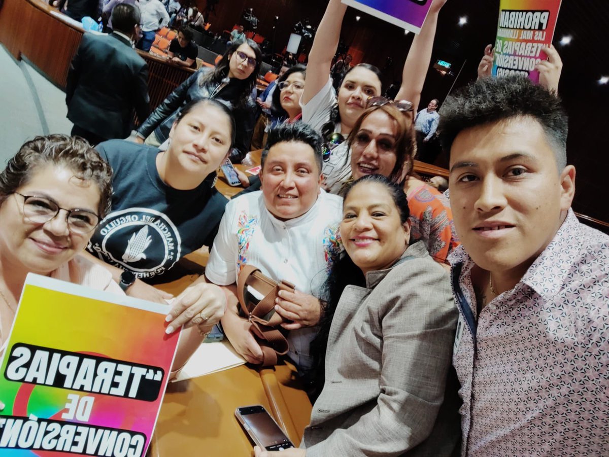 DiverSexCdMex's tweet photo. ¡Adiós a las mal llamadas “terapias de conversión” en México 🇲🇽, #NadaQueCurar 🏳️‍🌈!
Estamos un paso más cerca de garantizar los derechos de la población LGBTTTIQ+, hacer justicia por todas aquellas víctimas de las malas prácticas. 
Sigamos alzando la voz!! https://t.co/5W1vizbiaY