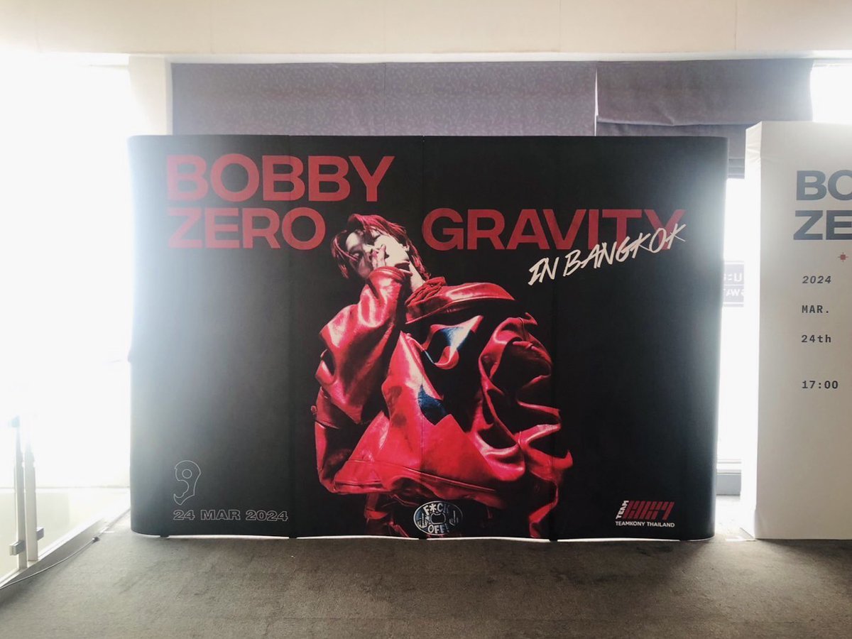 TEAMKONY_TH's tweet photo. ทางทีมโคนี่เข้าไปติดตั้ง Backdrop เป็นที่เรียบร้อยแล้ว พรุ่งนี้เตรียมตัวไปถ่ายรูปกันได้เลย เจอกันที่ Fan Backdrop บริเวณทางเข้าฮอลล์นะคะ 😍😍📸♥️

#BOBBYinBangkok #ได้คืบจะเอาศอก
#BOBBY #바비 #ZERO_GRAVITY
#iKON #아이콘 #iKONIC https://t.co/aM5bx8IOGK