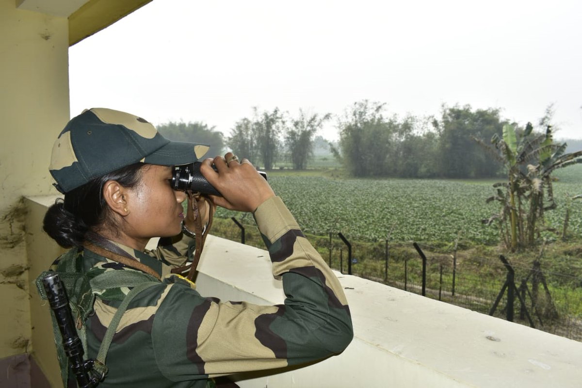 #PicOfTheDay📸🇮🇳 Mahila Praharis of #BSF keeping hawk's eye vigil on Indo- Bangladesh international border सीमा सुरक्षा बल-सर्वदा सतर्क #FirstLineOfDefence #जीवनपर्यन्तकर्तव्य