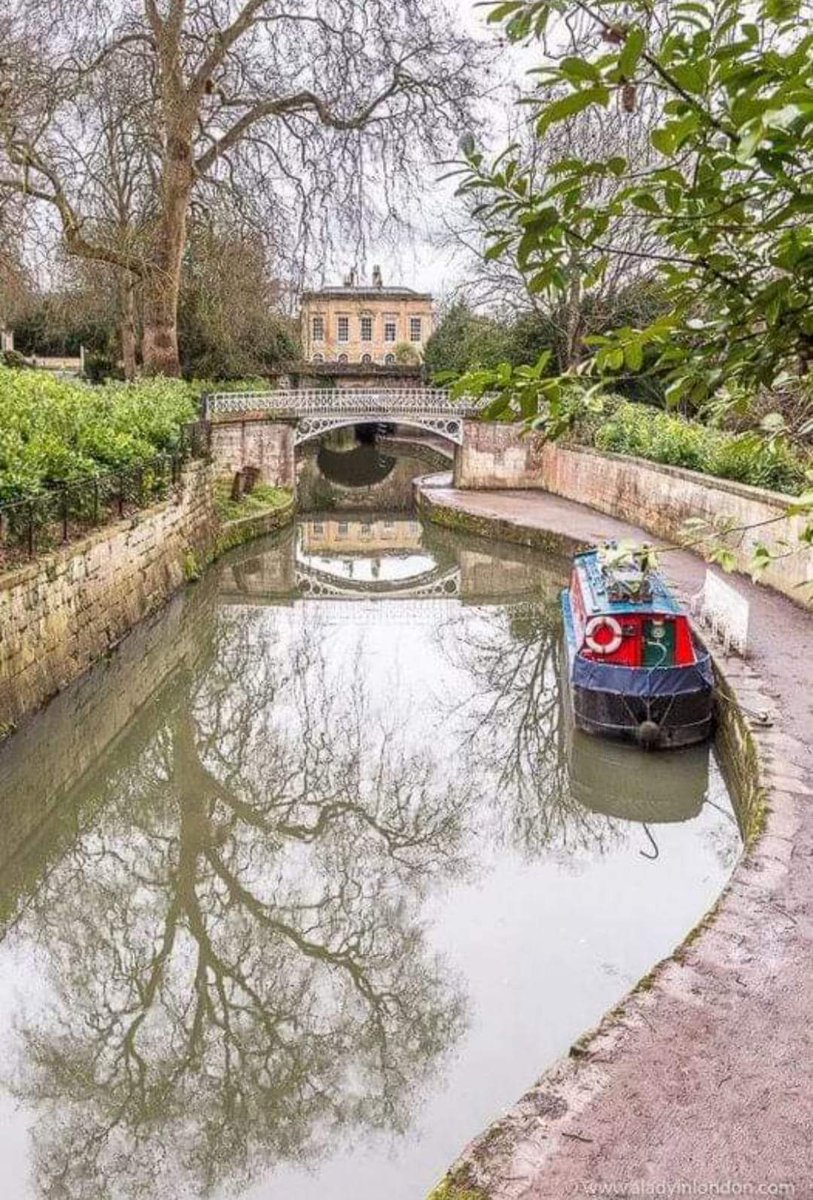 The Kennet & Avon Canal invites one to follow the path as it meanders by the water, revealing the beauty of the city of Bath (Somerset, England) 🌿🌹🌿🌹🌿🌹🌿🌹🌿🌹🌿