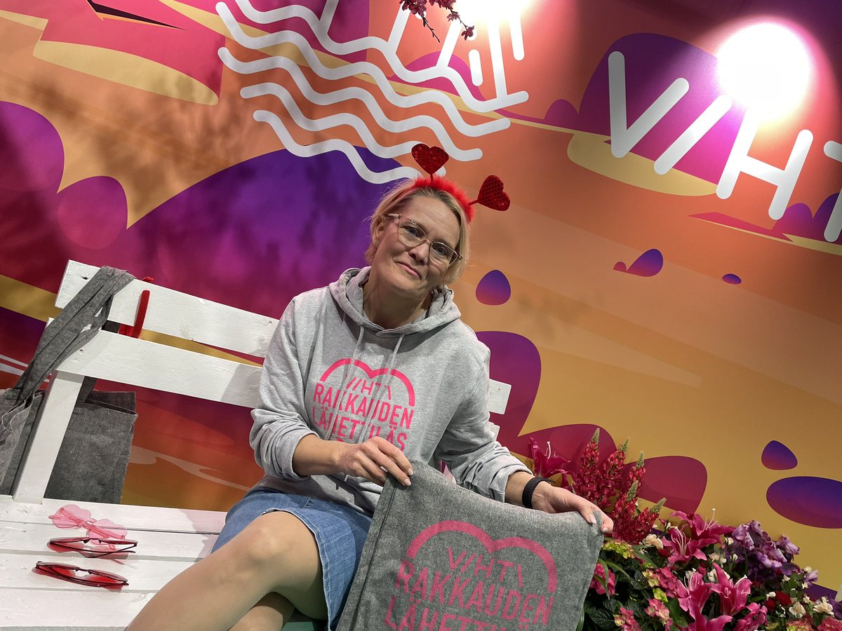 Tänään messutöissä. Kunnan hr-johtajan työpäivät ovat erilaisia ja monipuolisia. Mukavaa palautetta meidän osaajista sekä valloittavasta rakkauden teemastamme. Pirteä ständimme sai myös kehuja #kevätmessut #tärkeissätöissä #työhyvinvointi #arvostus