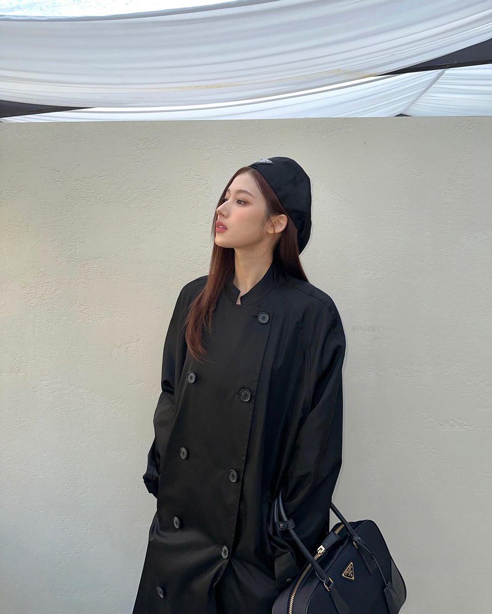 SubjectKpop's tweet photo. Sana's Instagram update

"#SANA #/ads Celebrating the new @Prada Re-Nylon Bag. #PradaReNylon"

#TWICE #트와이스 @JYPETWICE https://t.co/uedziEiQ8E