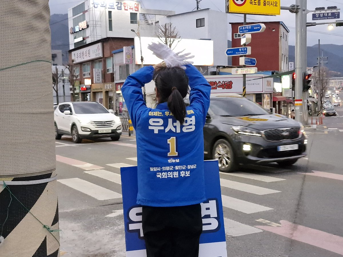 어제 퇴근 인사 중 승용차 한 대가 지나가면서 창문을 내리고 담배꽁초를 굳이 저에게 던져 버리셨습니다.

던져진 담배꽁초는 제가 주워 버릴 수 있지만
그분의 진심을 제가 어떻게 해야 하나 순간 고민을 해야 했습니다.

매번 이런 일들이 일어나지만 세상 뉴스에는 온통 민주당 까기에 바쁩니다.