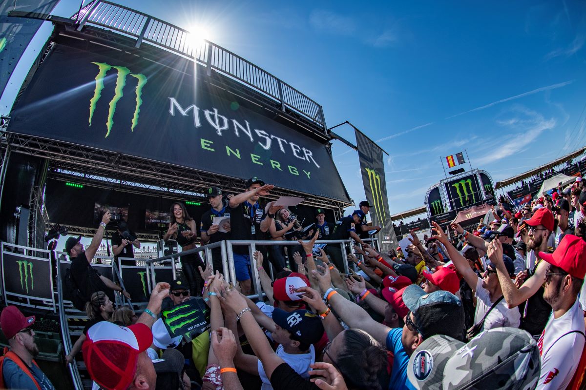 Gran Premio de Motocross en Arroyomolinos, ¡te esperamos en la zona Monster con latas fresquitas, y muchas sorpresas! Pásate a saludarnos 👋