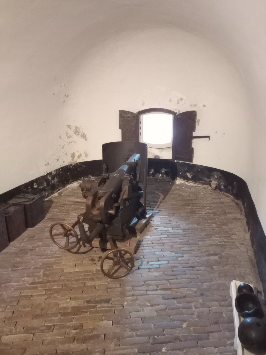 kreuger62's tweet photo. Gisteren voor het eerst in lange tijd weer eens in Naarden geweest om een lezing voor @Historizon te geven. Mooi om te zien dat ze het schieten nog niet verleerd zijn in het #vestingmuseum https://t.co/2KotvaMOtA