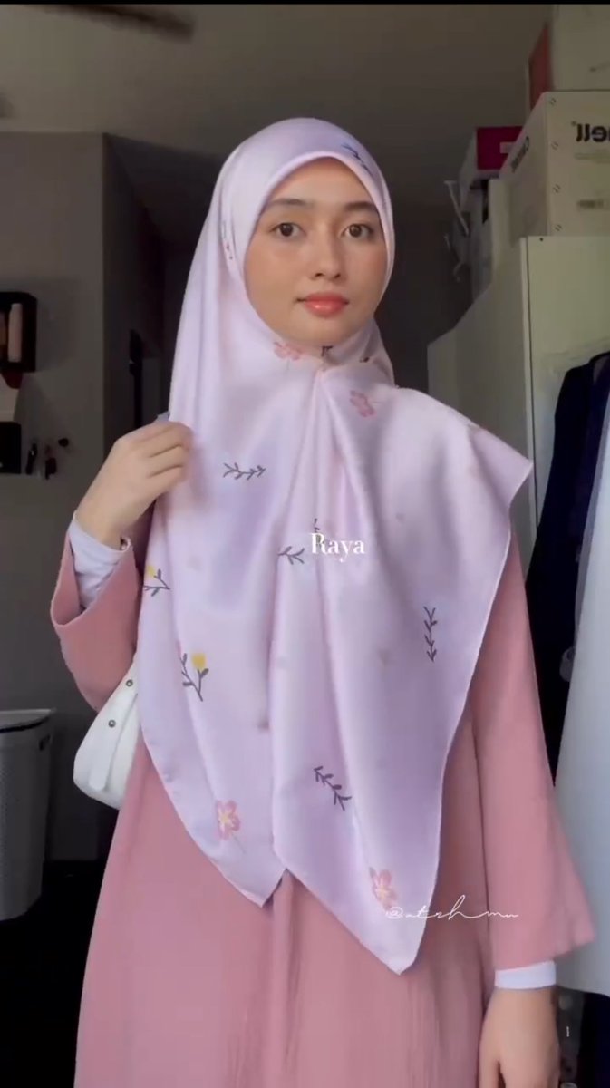 syzleenanisa's tweet photo. i tak sure if korang kenal ke tak this girl. Every tutorial yang dia buat semua labuh bahagian depan and belakang. since i memang pakai bidang 45, i memang akan refer her tiktok @ atrhmn bila nak buat style labuh! 

sejuk je mata bila tengok dia 🥹🫶🏻 https://t.co/67aQHkz0m8