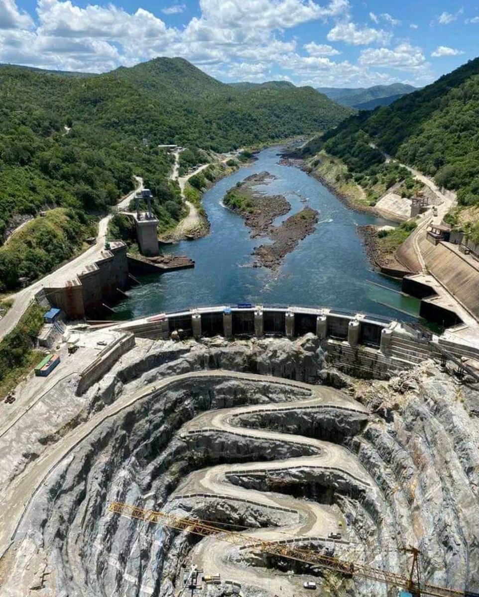 #NDS1 1. 💡 Did you know that the Kariba Dam, built on the Zambezi river between 🇿🇲 & 🇿🇼, is e largest man-made dam in the world? A joint stakeholder mission set off to Siavonga to monitor & discuss e rehabilitation of e Kariba Dam & saw a 94% completion of e Plunge Pool works