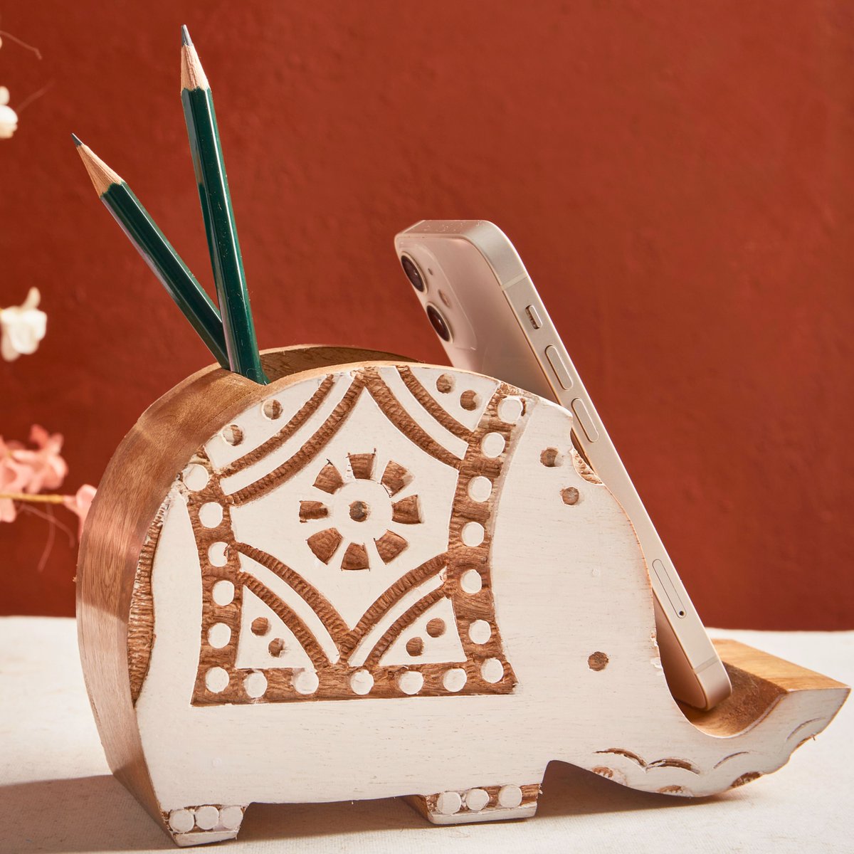 Introducing the perfect desk companion that combines beauty and functionality, the Handmade Elephant Pen Stand with Phone Dock. 
aksahomedecor.com/products/eleph…

#stationerylover #homedecor  #fairtradedecor #ethicalhomewares #fairtradegifts #shopfairtrade #homedecorations #pencilholder