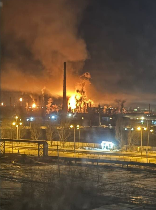 🔥🔥🔥 At night, a Oil refinery in the Samara region was attacked by drones.