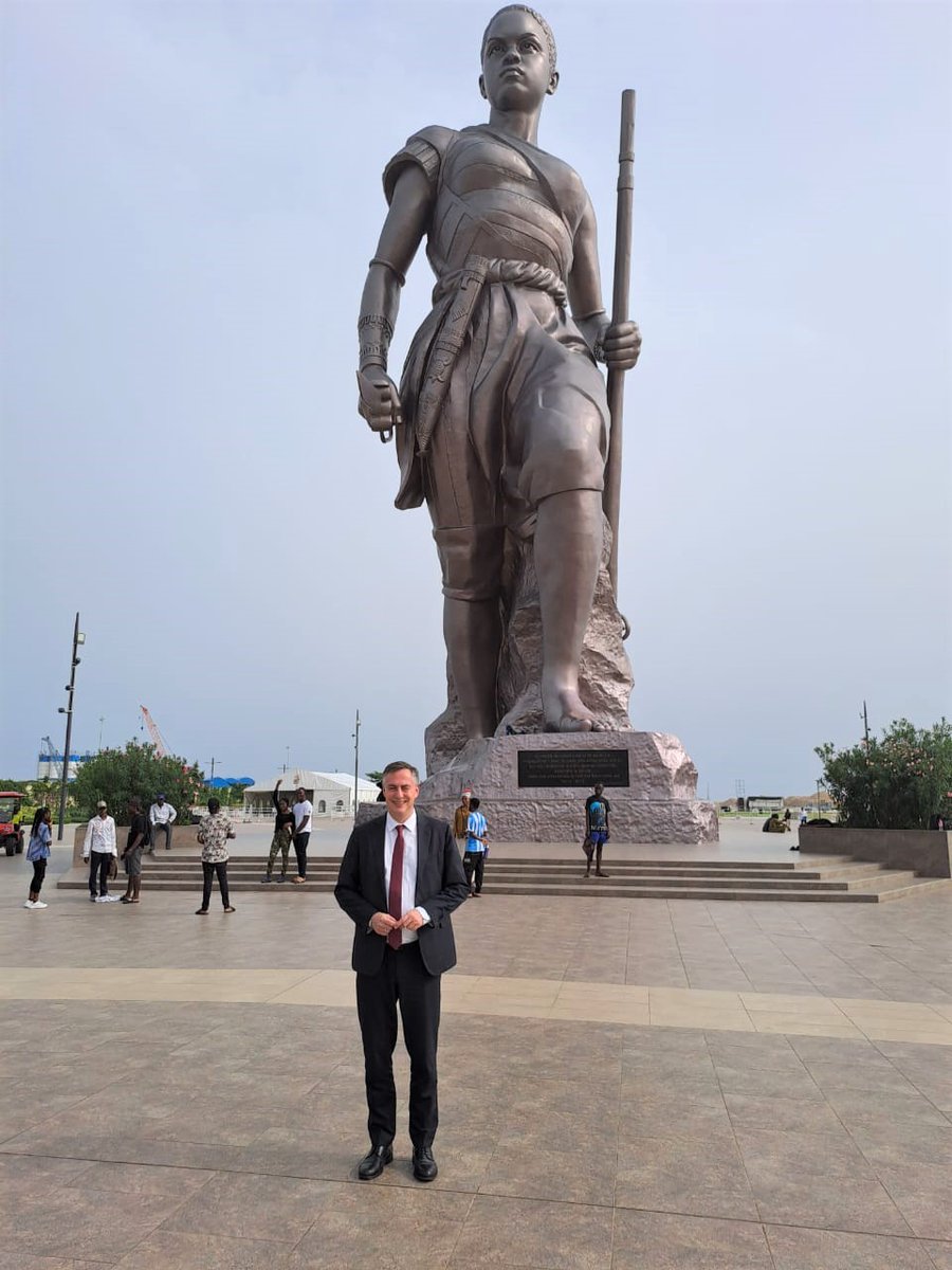 Le Président de la Commission des Affaires étrangères du @PEStrasbourg, @davidmcallister aux pieds de la magnifique statue de l'#Amazone, symbole de force et de détermination des #femmes béninoises.