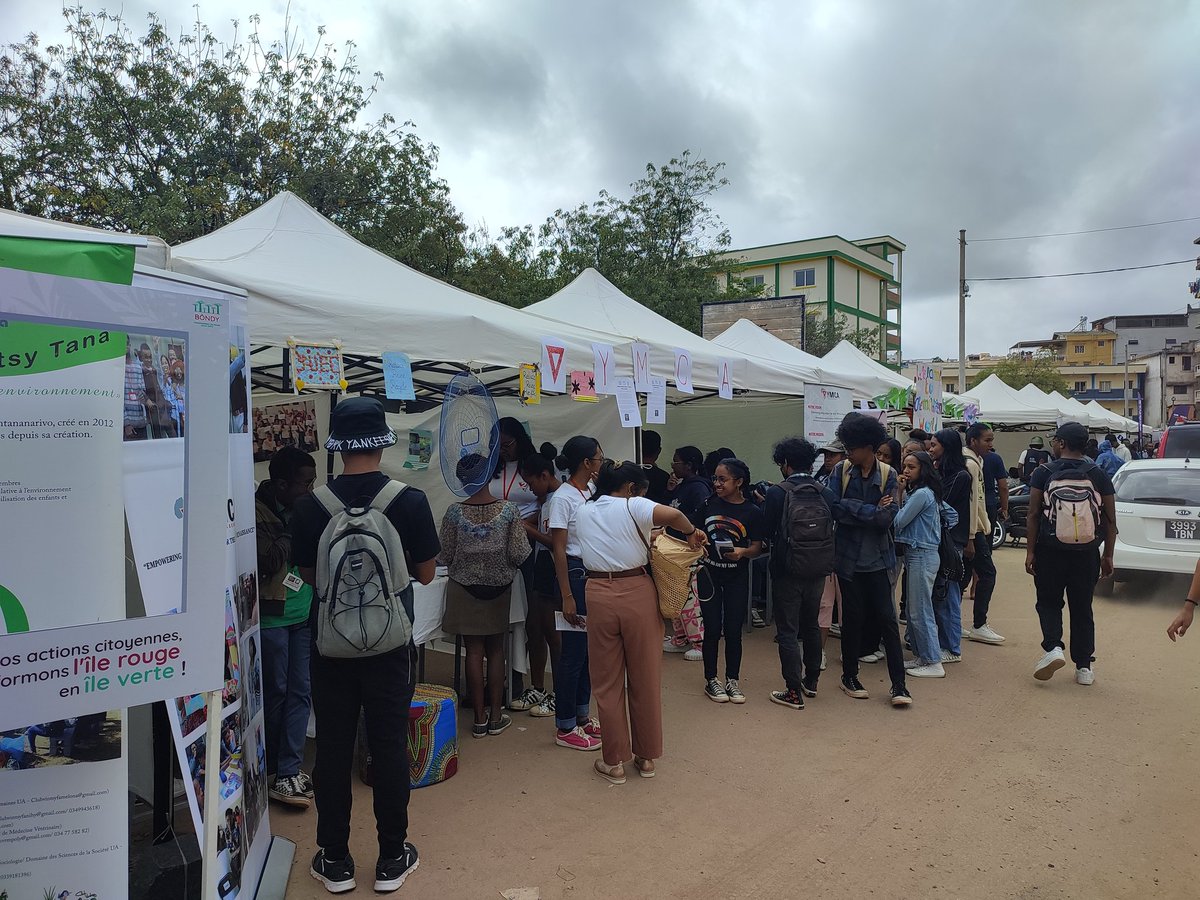 Activities begin at esca Antanimena as part of #EarthHour. 20 exhibition stands showcasing the activities of young people committed to the environment. Stay tuned 💚