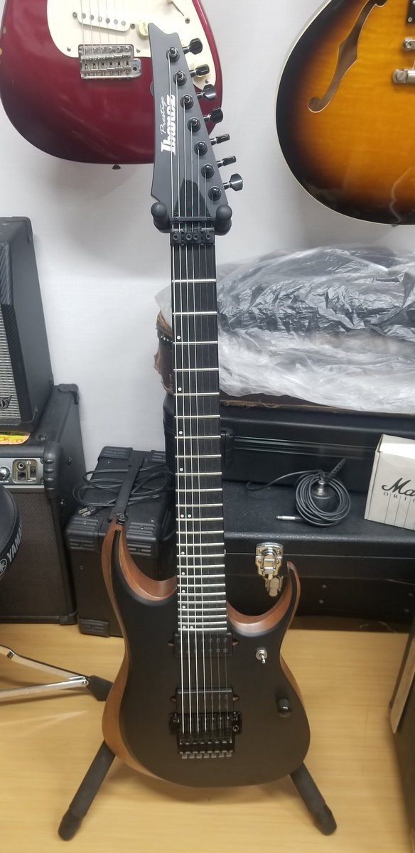 FGNgreco's tweet photo. 5月末に届く予定の、Ibanez RGDR4327が今日届きましたー。誰かキャンセルしたっぽいですね

暫く弾いてみてベアナックルに換装する予定です

電装系はこんな感じ。値段の割りにショボいのが着いてますね
謎の4回路スイッチ🤣このスイッチ動作重くて使いづらいし、ポットと一緒に交換ですかね。 https://t.co/iIbmZ8pQnP