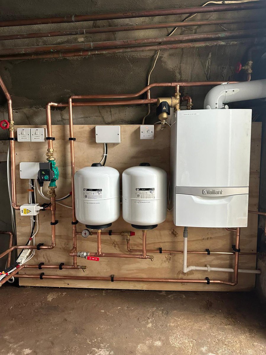 westminster_HP's tweet photo. Busy week, before and after….Complete boiler room upgrade, converted new unvented cylinders to gravity because of the height of the tanks in the property. Fitted a new Vaillant ecotec Plus and controls, a few finishing touches but almost complete 👏👏👏 https://t.co/m6nBm6JPcP