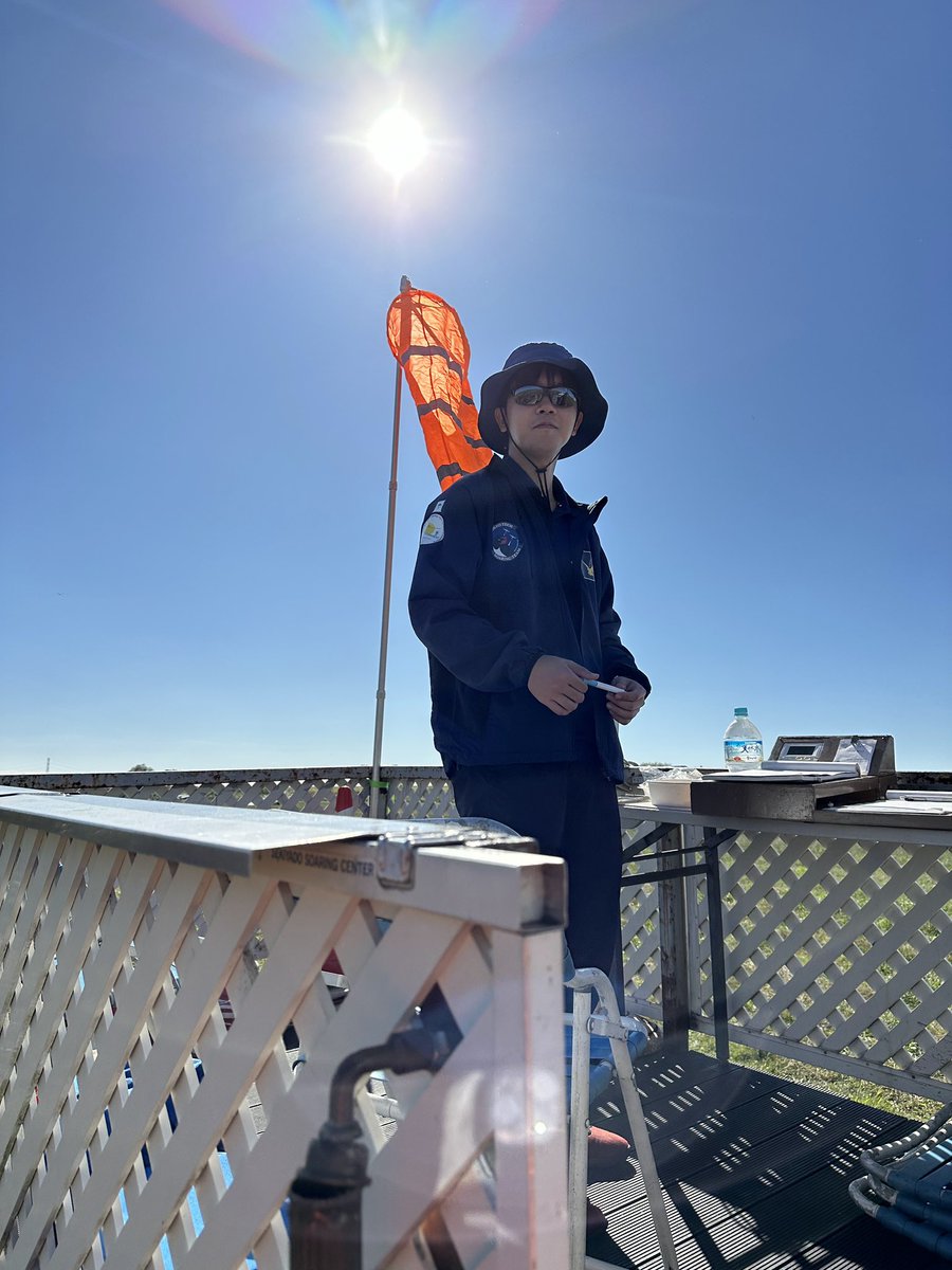tus_TITsoaring's tweet photo. 【航空部の一年】～10月～
一年生も活動に慣れてきて、グランドワークと呼ばれる、グライダーを���ばすために必要な地上の仕事を一人前にできるようになる頃です！
フライト面でも自分で操縦できる部分が増えてきて、一層楽しくなる時期ではないでしょうか？一緒に成長し合ってくれる方はDMまで！ https://t.co/8wEGDLy9h7