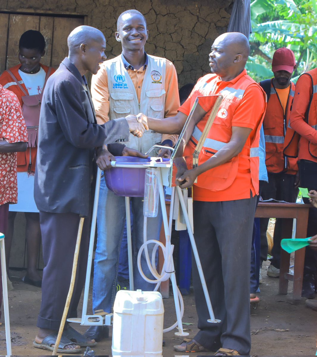 The Kyangwali refugee settlement @OPMUganda team, together with WASH Sector lead - Nsamizi took part in the distribution of #Jengu facilities given out to families in the different villages within the Kyangwali refugee settlement. @alexmugyishalex @ifrc @BritishRedCross @aphrc