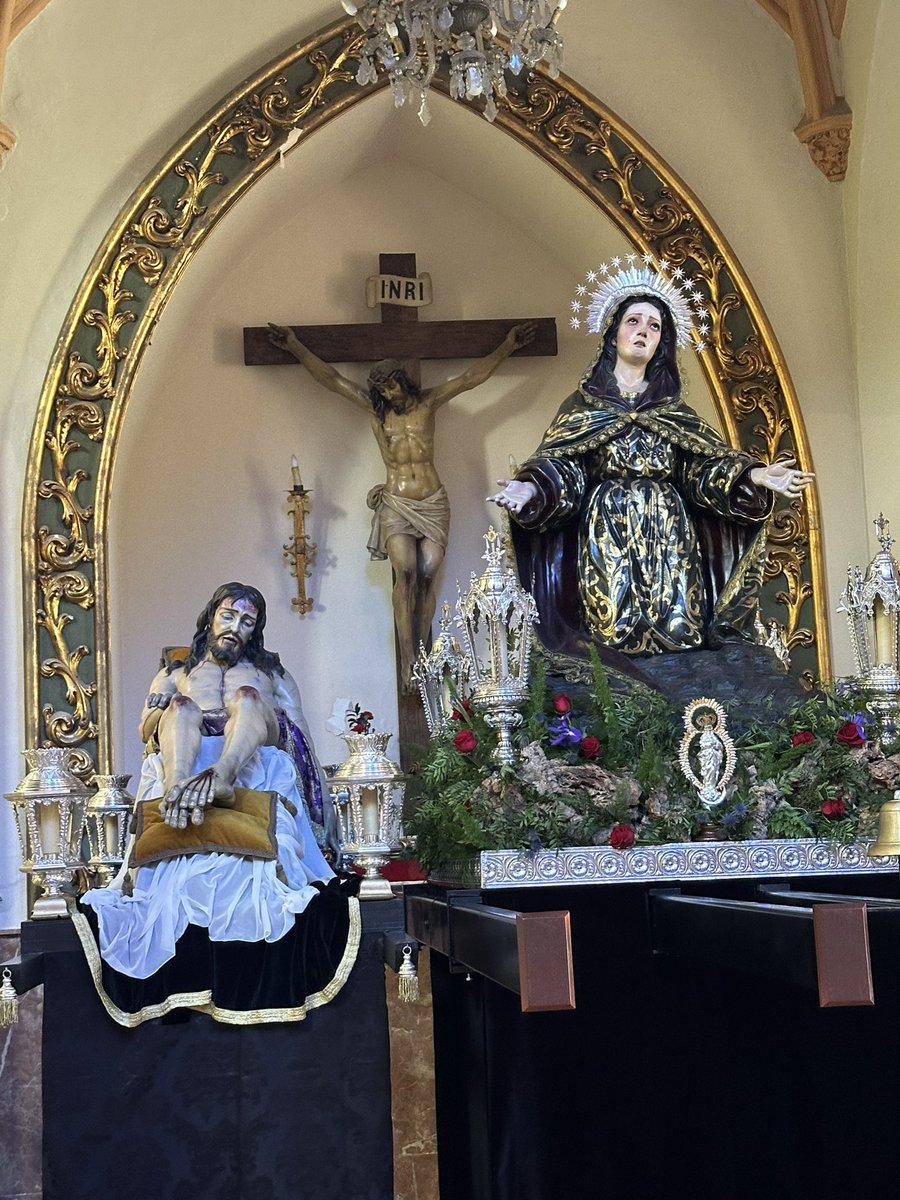 oblader's tweet photo. #ViernesdeDolores El barrio de #LaTrinidad es historia de #Malaga, son Isabel y Fernando 👑, es la #Repompa, es #Chiquito, es #SanPablo ⛪️, es @HdadSalud, es @TrasladoSoledad y es @cautivotrinidad #SemanaSanta ✝️ https://t.co/DRpI0T1bXC