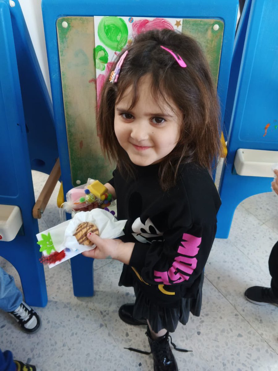 RHHS_Preschool's tweet photo. Les grands ont lu une histoire aux enfants avec une représentation dramatique des actions. Ensuite; les enfants ont illustré l'histoire avec la peinture.
Des médailles; ballons; cadeaux ont été distribués aux enfants qui ont manifesté une grande joie. Grand merci aux lycéens! https://t.co/Sotk9BWWOL