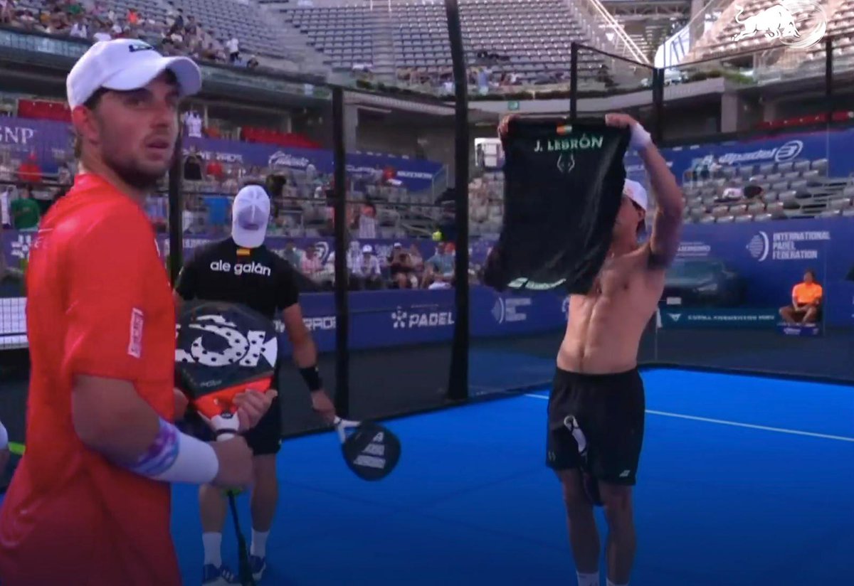 A las 10 tenemos tertulión en @elpadelmarca de @RadioMARCA Hablaremos del momento camiseta de ayer y de las semis de hoy. Yo defenderé la candidatura del Lobo y Galán al torneo. Estarán @padel20 @Contra_Pared @Padel3punto0 y modera @NegroGonzalez77 Si ya has amanecido…