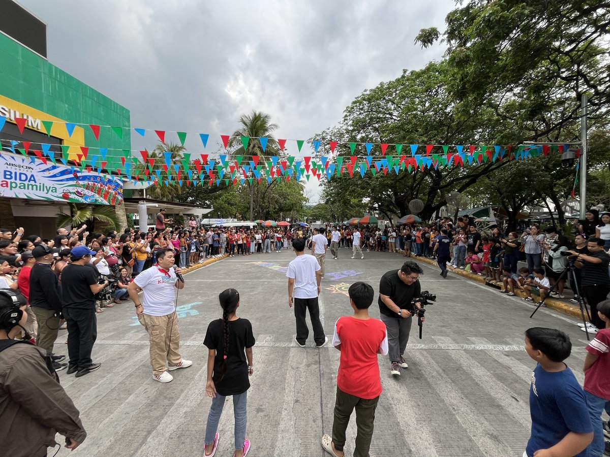 In this rectangluar grid drawn into the ground, now who's winning?🎶 Lahat tayo feeling panalo today sa Bulacan dahil sa #BidaKapamilya!❤️💚💙

BGYO BIDA SA BULACAN
#BGYO