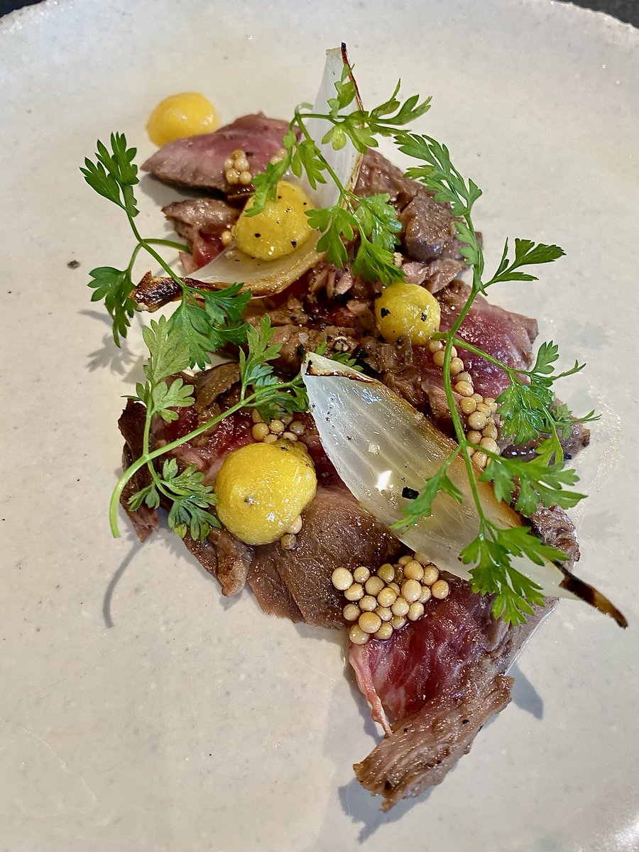 Déjeuner agréable mais inégal au Siprès, nouveau Bibgourmand du GuideMichelin2024 (menu à moins de35 €). Excellent tataki de veau, orange, poivre de timut et graines de moutarde. Surprenant : le carpaccio de poires crues, dures et pas mures, sans aucune saveur. #Lyon7