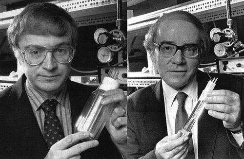 mariobianchi18's tweet photo. Il #23marzo 1989 Stanley Pons e Martin Fleischmann, ricercatori di Utah University, annunciano di aver raggiunto la #fusionefredda, reazione nucleare che genera energia a basso costo. Proposta interessante dopo i recenti disastri di #Chernobyl e della petroliera #ExxonValdez. https://t.co/BehBafJmAX